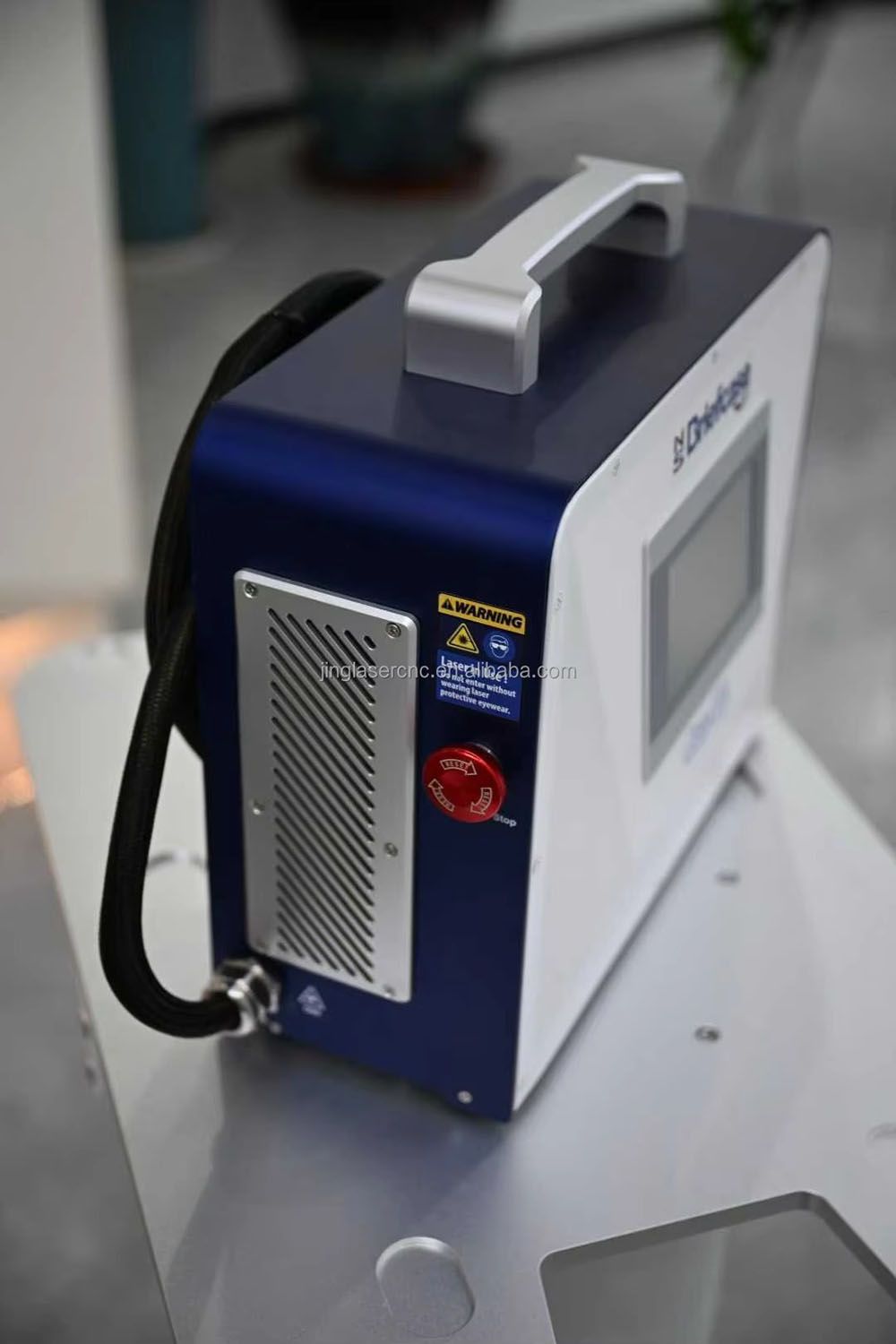 ハンドヘルド3000Wファイバーレーザー溶接機、空冷式、金属 - Industrial Laser Brands のレビューと価格